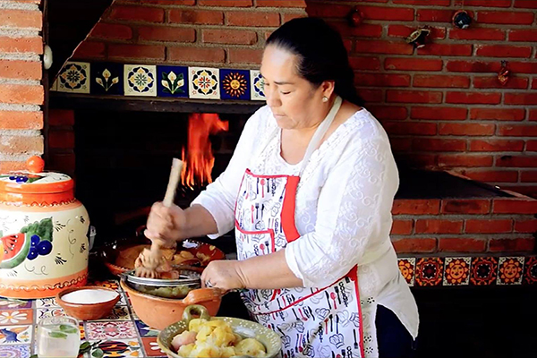 Tradicional actividad de cocinar en leñas y con grandes calderos para  satisfacer la necesidad alimentaria de la familia. …